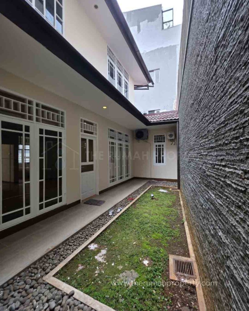 For-Sale-Rumah-Cocok-Untuk-Klinik-Caffe-Resto-Kantor-di-Cilandak-Jakarta-Selatan-9