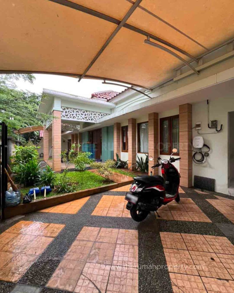 Jual-Rumah-Ada-Kolam-Renang-Dalam-Komplek-di-Pasar-Minggu-Jakarta-Selatan-Jalan-Lebar-2
