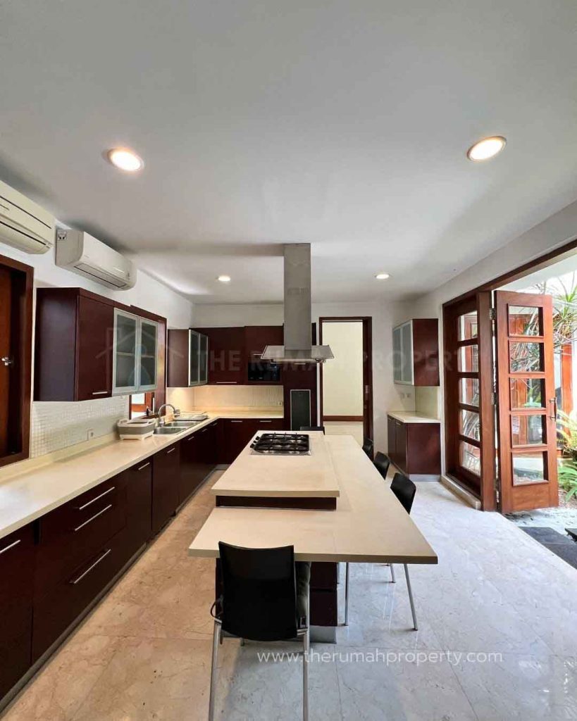 Jual-Rumah-Mewah-di-Cipete-Jakarta-Selatan-Ada-Kolam-Renang-8