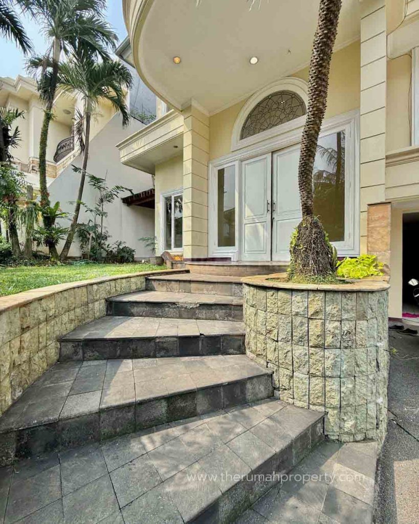 Jual-Rumah-di-Pondok-Indah-Jakarta-Selatan-2-Lantai-Berportal-Private-Pool-2