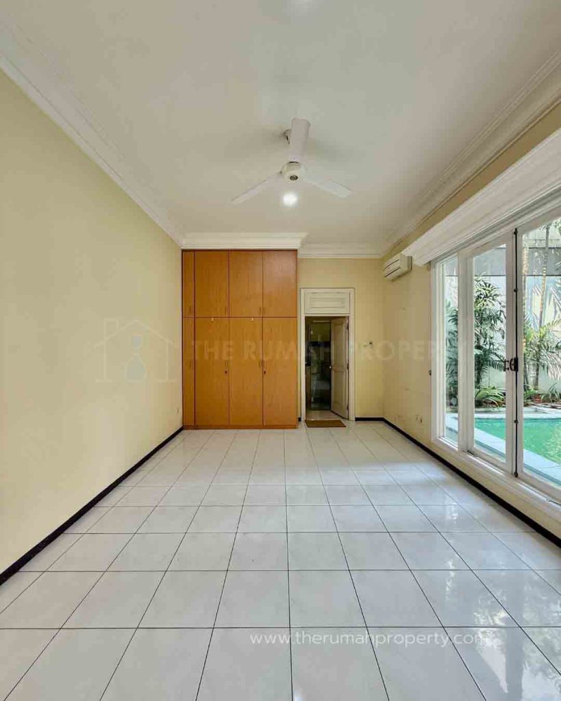 Jual-Rumah-di-Pondok-Indah-Jakarta-Selatan-2-Lantai-Berportal-Private-Pool-5