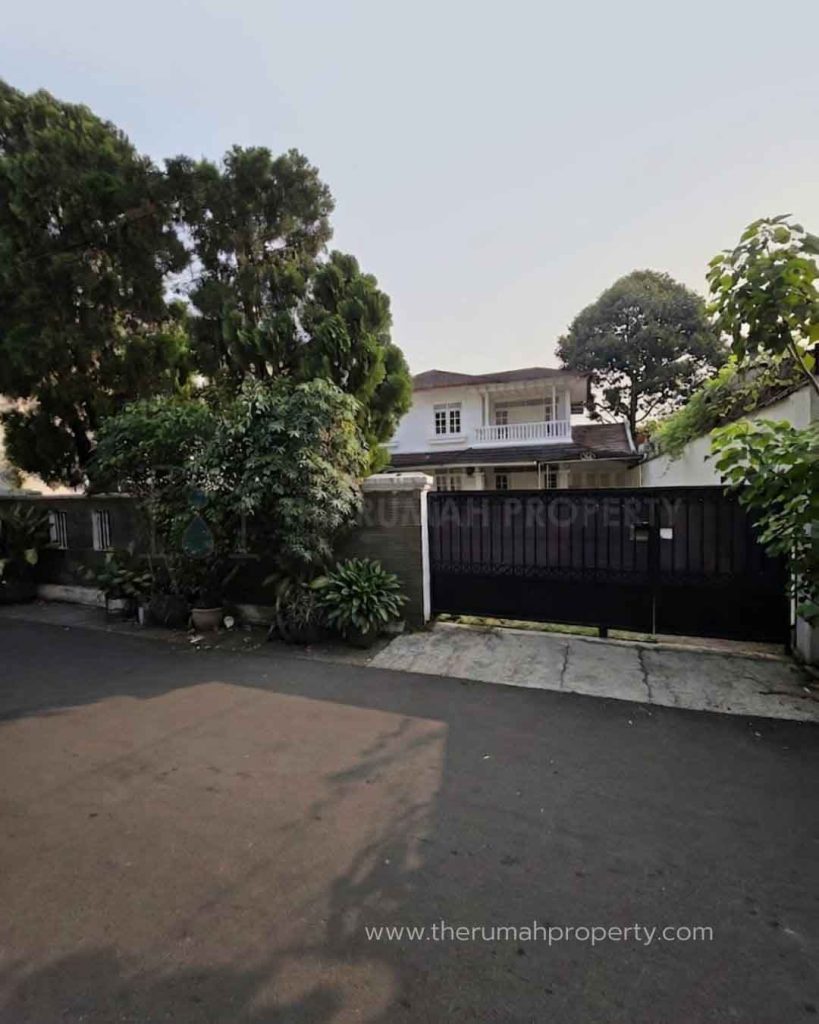 Rumah-Halam-Luas-Tebet-Jakarta-Selatan-Dekat-Gedung-Bidakara-1
