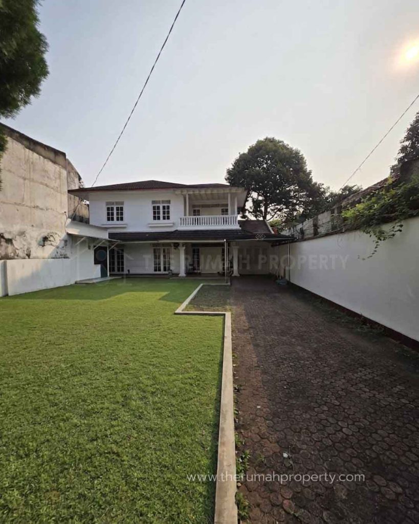 Rumah-Halam-Luas-Tebet-Jakarta-Selatan-Dekat-Gedung-Bidakara-3
