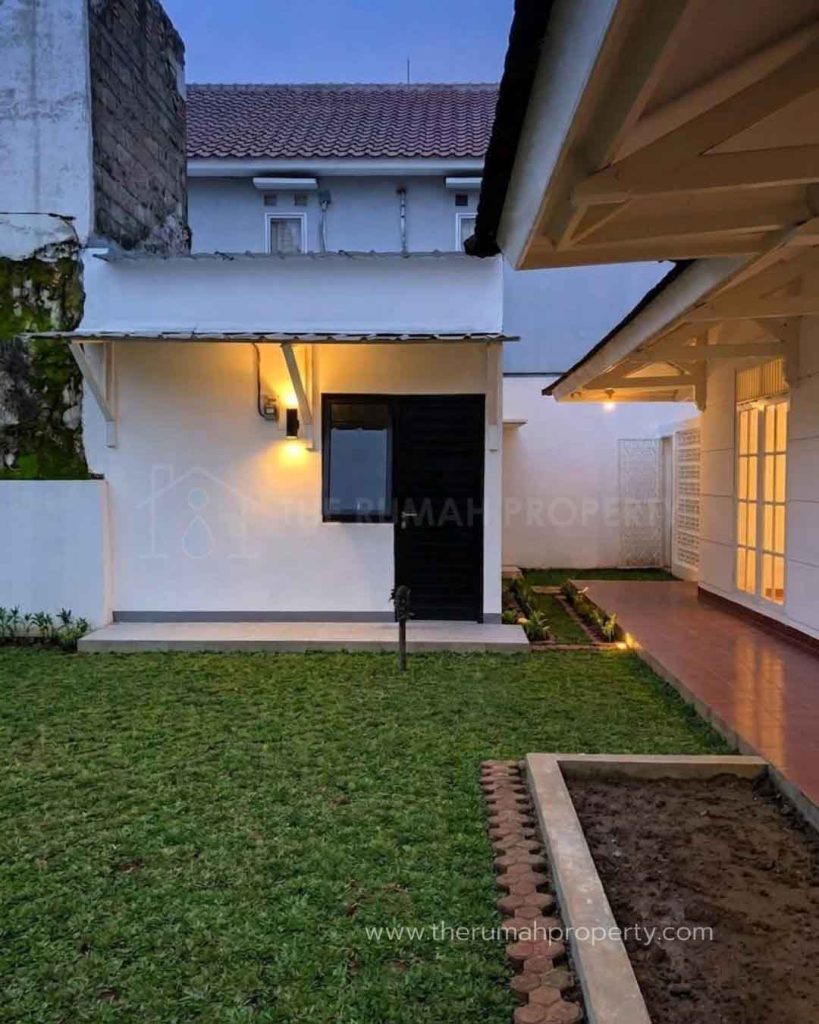 Rumah-Halam-Luas-Tebet-Jakarta-Selatan-Dekat-Gedung-Bidakara-4