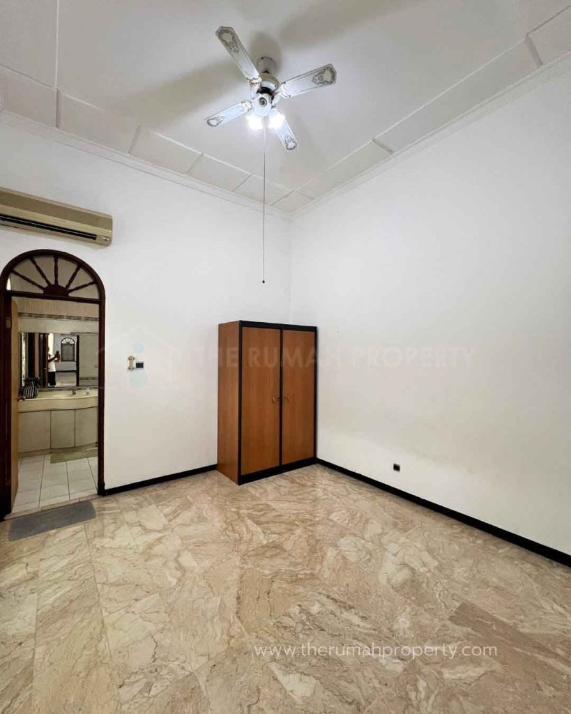 Rumah-Lama-Jalan-Haji-Saidi-Cipete-Jakarta-Selatan-Hanya-Hitung-Tanah-11