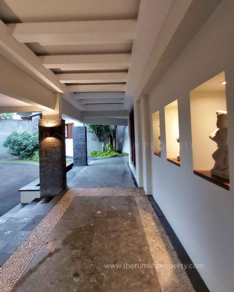 Rumah-Mewah-Fatmawati-Cilandak-Ada-Kolam-Renang-dan-Paviliun-3