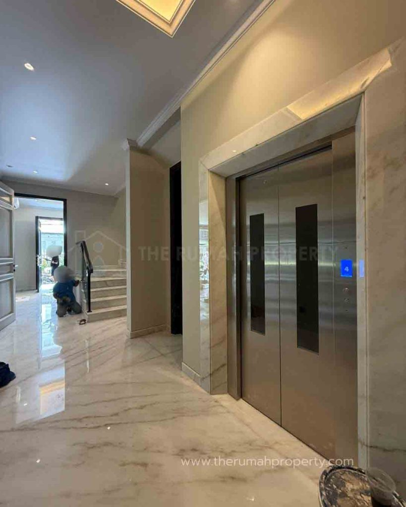 Rumah-Mewah-Kebayoran-Baru-Area-Senopati-4-Lantai-Ada-Kolam-renang-dan-Liftnya-4