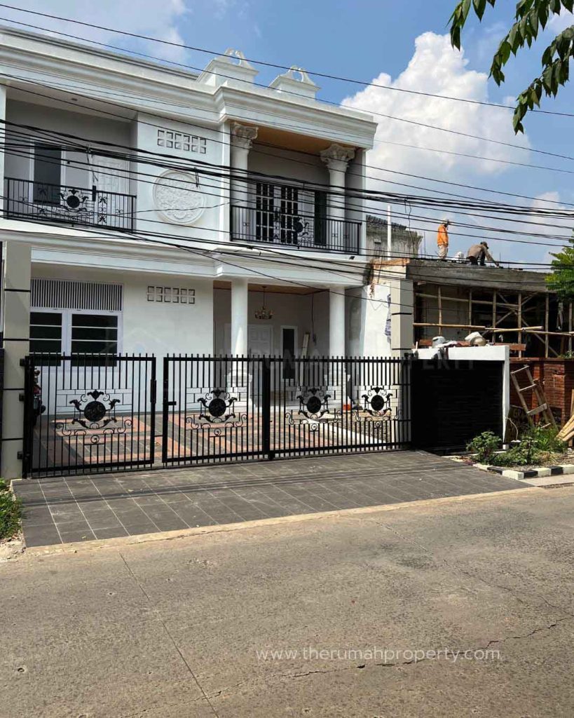 Rumah-Modern-Klasik-Pinggir-Jalan-Utama-Cinere-Depok-Ada-Kolam-Renang-Pribadi-1
