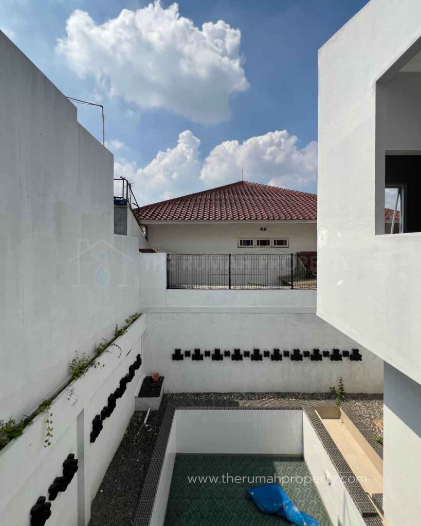Rumah-Modern-Klasik-Pinggir-Jalan-Utama-Cinere-Depok-Ada-Kolam-Renang-Pribadi-5