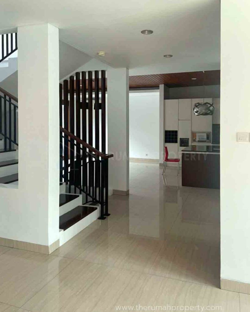 Sewa-Rumah-2-Lantai-Semi-Basement-Ada-Kolam-Renang-Kebayoran-Baru-2