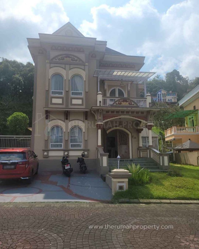 Villa-Dengan-Kolam-Renang-Pribadi-dan-Fully-Furnished-Dijual-di-Cipanas-Jawa-Barat-1