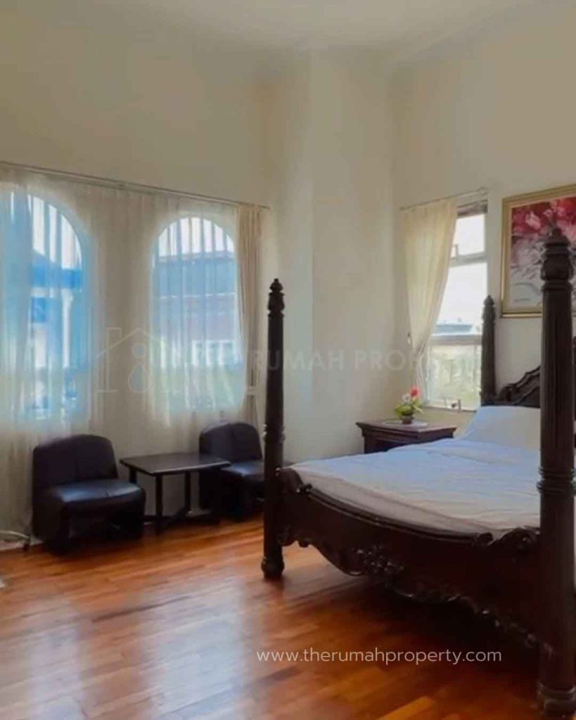 Villa-Dengan-Kolam-Renang-Pribadi-dan-Fully-Furnished-Dijual-di-Cipanas-Jawa-Barat-8