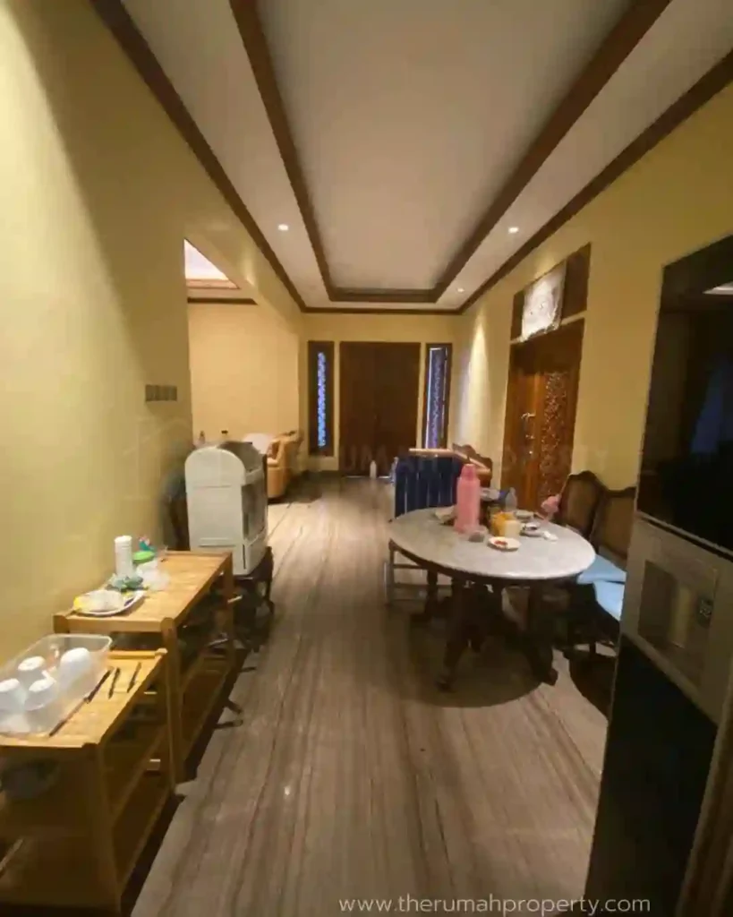 Jual Rumah Jatipadang Pasar Minggu Jakarta Selatan Ada Kolam Renang (8)