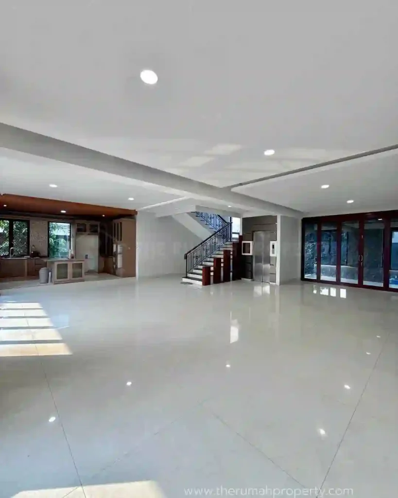 Rumah Cilandak Barat Private Pool, Private Lift dengan Halaman dan Parkir Luas (5)