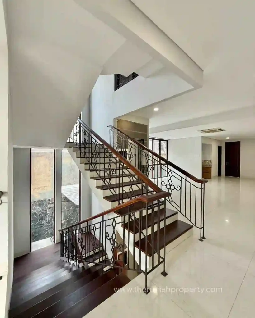 Rumah Cilandak Barat Private Pool, Private Lift dengan Halaman dan Parkir Luas (8)