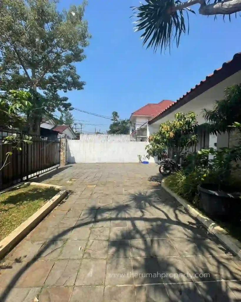 Jual Cepat Rumah di Kemang Timur Luas Tanah 780 Meter Ada Kolam Renang (3)