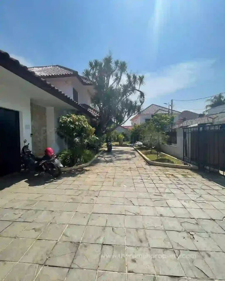 Rumah 2 Lantai Halaman Luas di Kemang Jakarta Selatan Turun Harga (2)