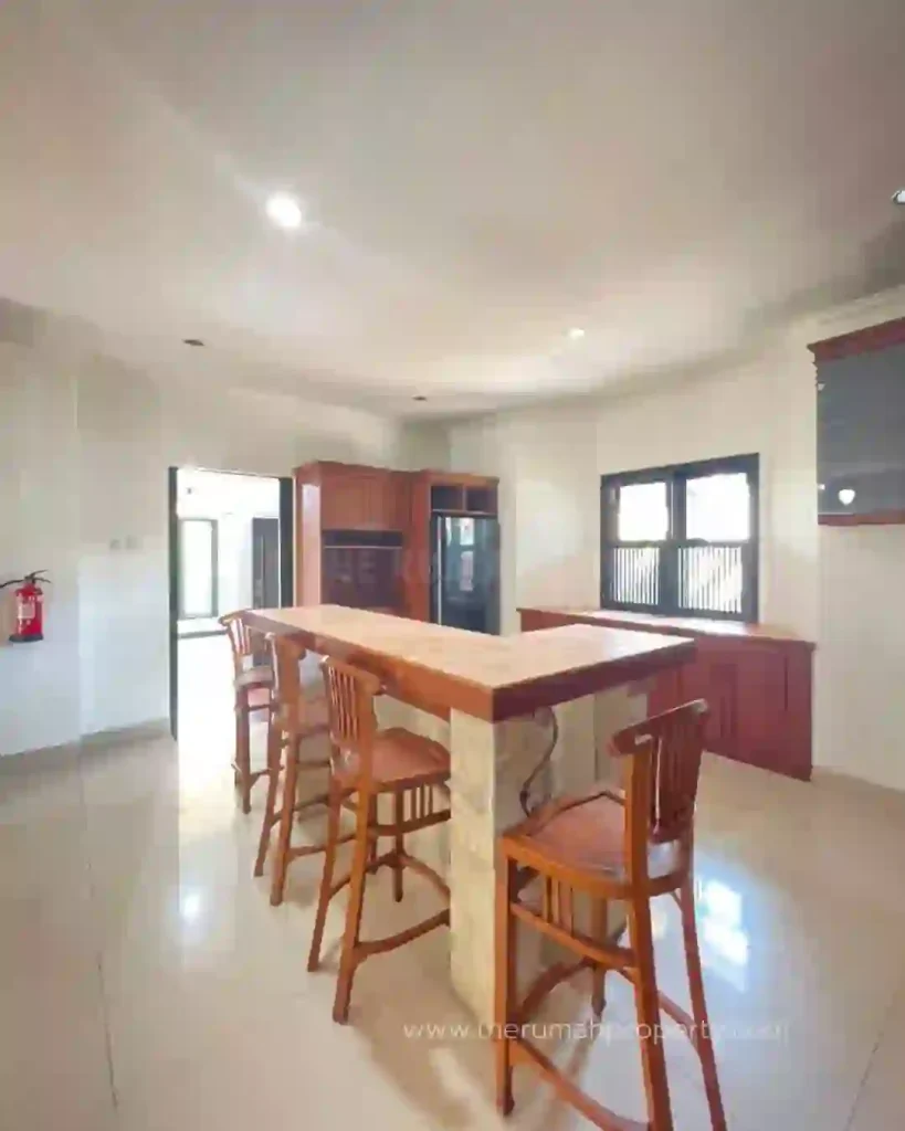 Rumah 2 Lantai Halaman Luas di Kemang Jakarta Selatan Turun Harga (9)