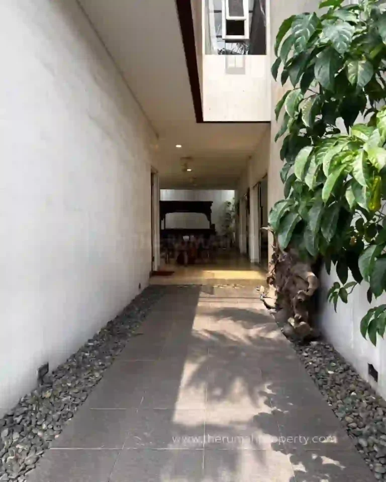 Rumah Alam Sutera dengan Halaman dan Taman Luas Seperti Vibes Resort di Bali (5)