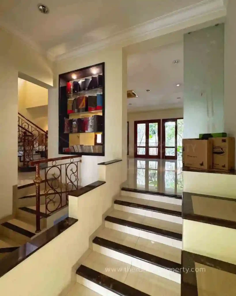 Rumah Bagus Kemang Dalam Dua Setengah Lantai Siap Huni (4)