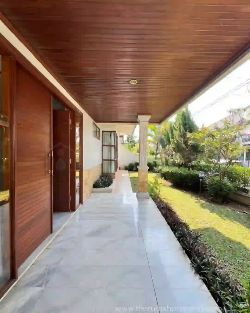 Rumah Halaman Luas dengan Kolam Renang di Cipete 4 Kamar Hadap Selatan (5)