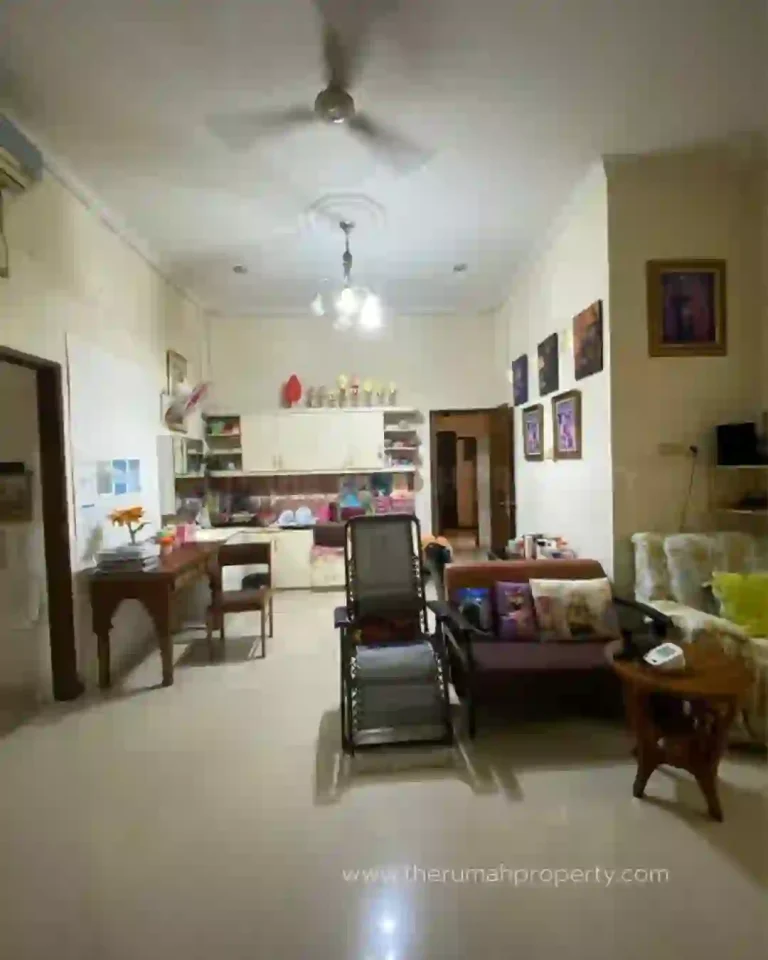 Rumah Posisi di Pojok Cipayung Jaktim Lingkungan Tenang One Gate (3)
