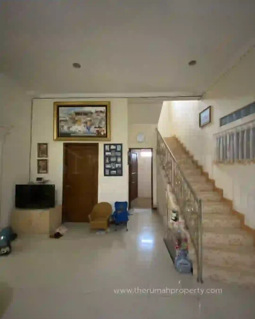 Rumah Posisi di Pojok Cipayung Jaktim Lingkungan Tenang One Gate (4)