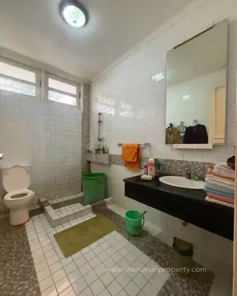 Rumah Kondisi Terawat Siap Huni Pondok Indah Jaksel 2 Lantai 4 Kamar (10)