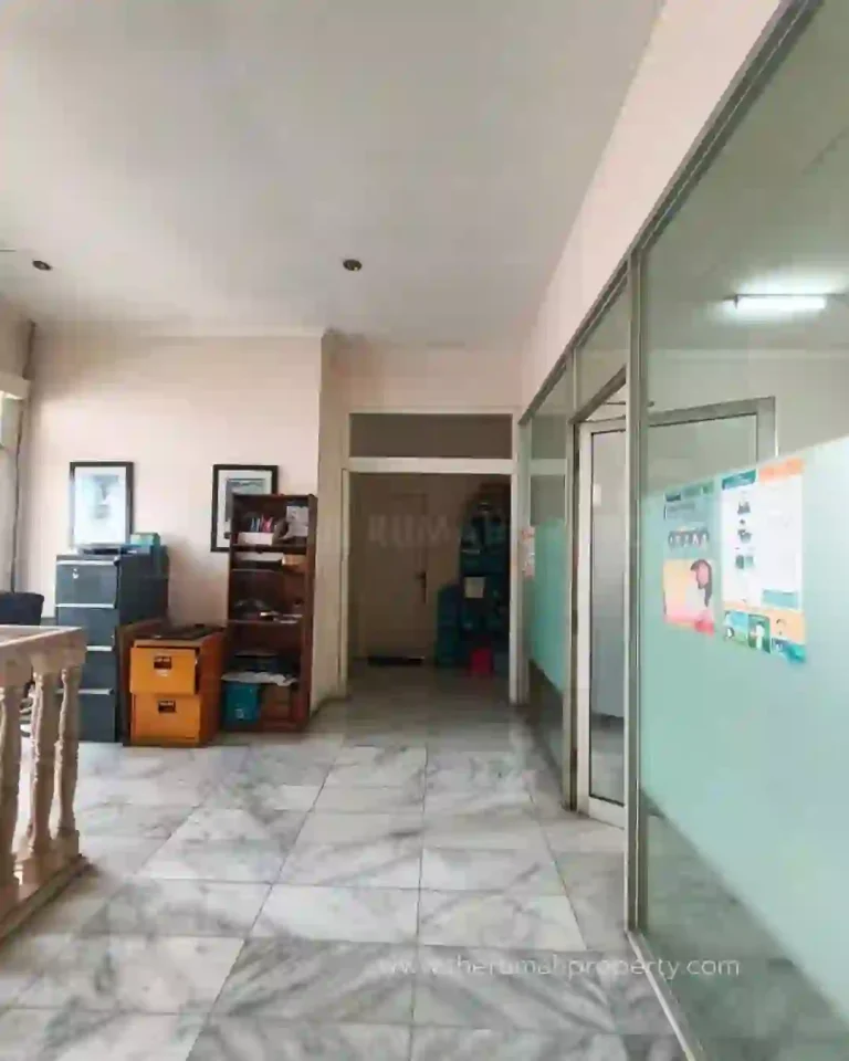 Rumah Lama Siap Huni Ada Kolam Renang Harga Nego di Cipete Jakarta Selatan (10)