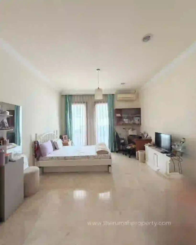 Rumah Lingkungan Elit Private Pool Siap Huni Kondisi Terawat di Pondok indah (10)