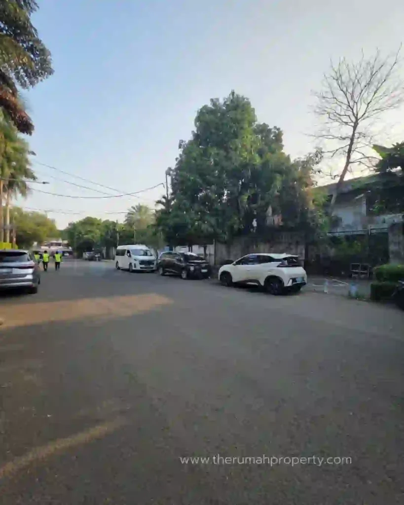 Rumah Tua dijual di Simprug Golf Jakarta Selatan Hitung Tanah Jalan Lebar (10)
