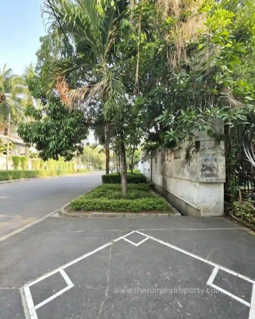 Rumah Tua dijual di Simprug Golf Jakarta Selatan Hitung Tanah Jalan Lebar (2)