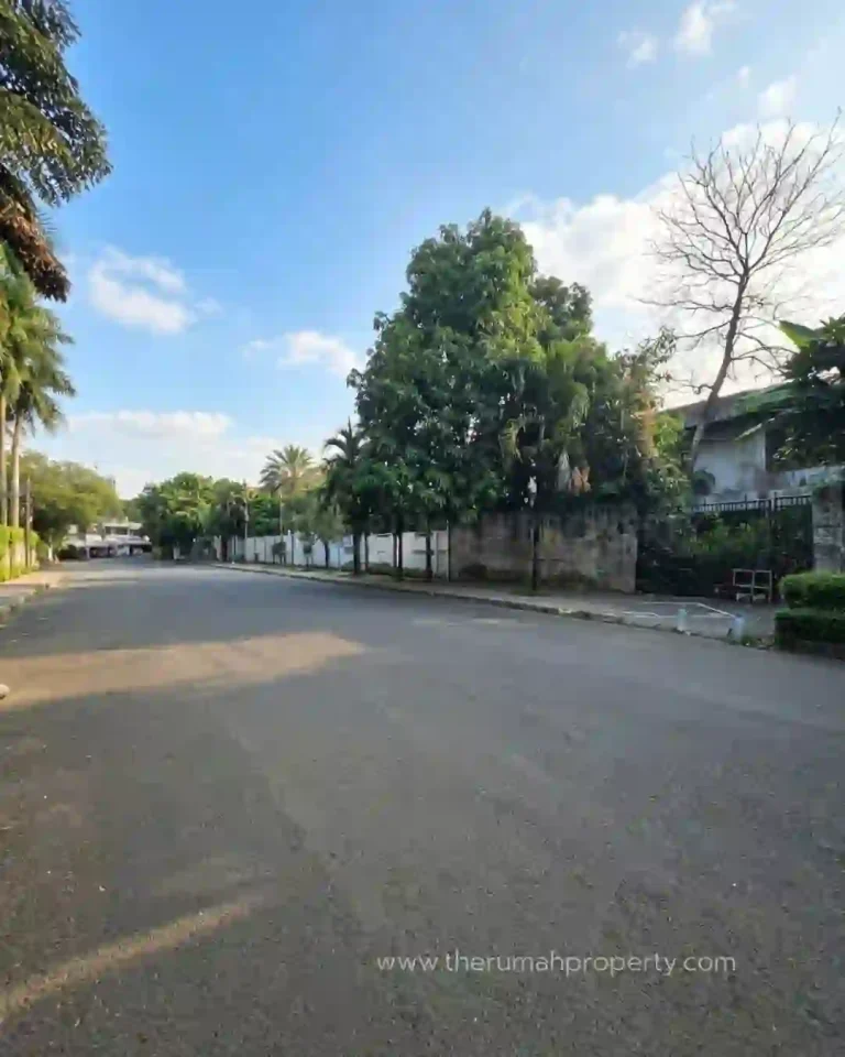 Rumah Tua dijual di Simprug Golf Jakarta Selatan Hitung Tanah Jalan Lebar (6)