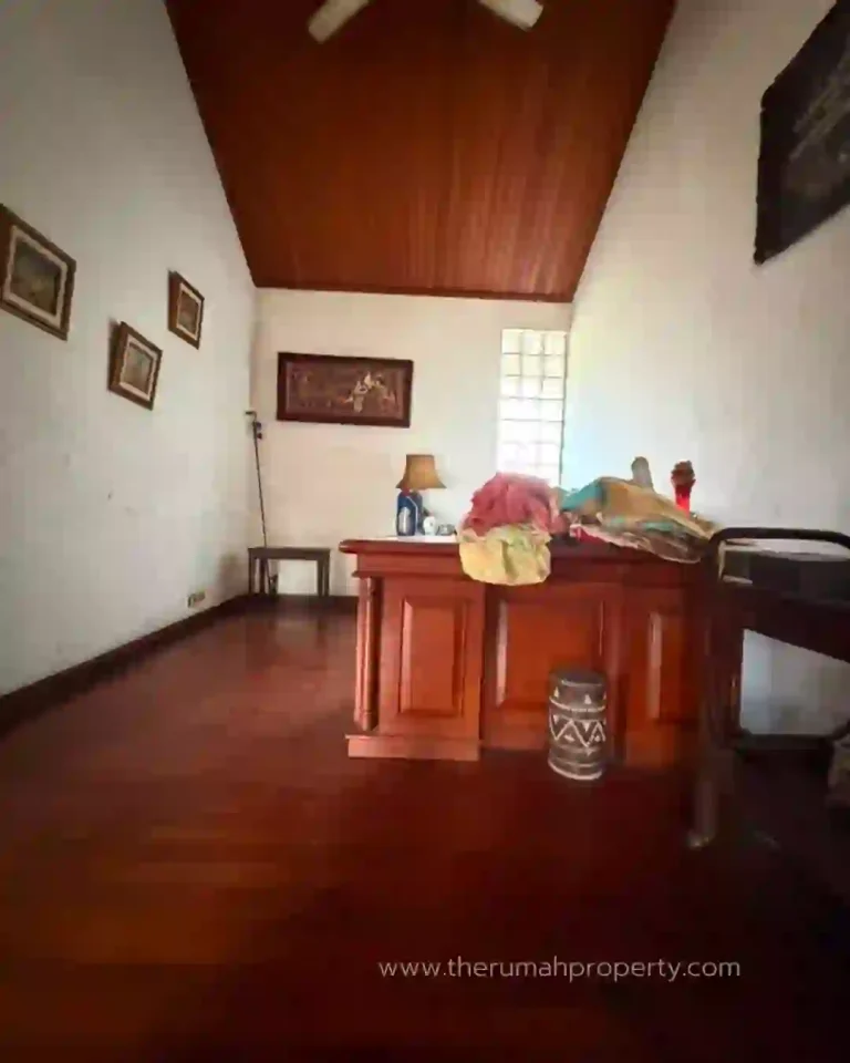 Rumah dengan Halaman Luas di Kebayoran lama dekat ke Gandaria City Mal (10)