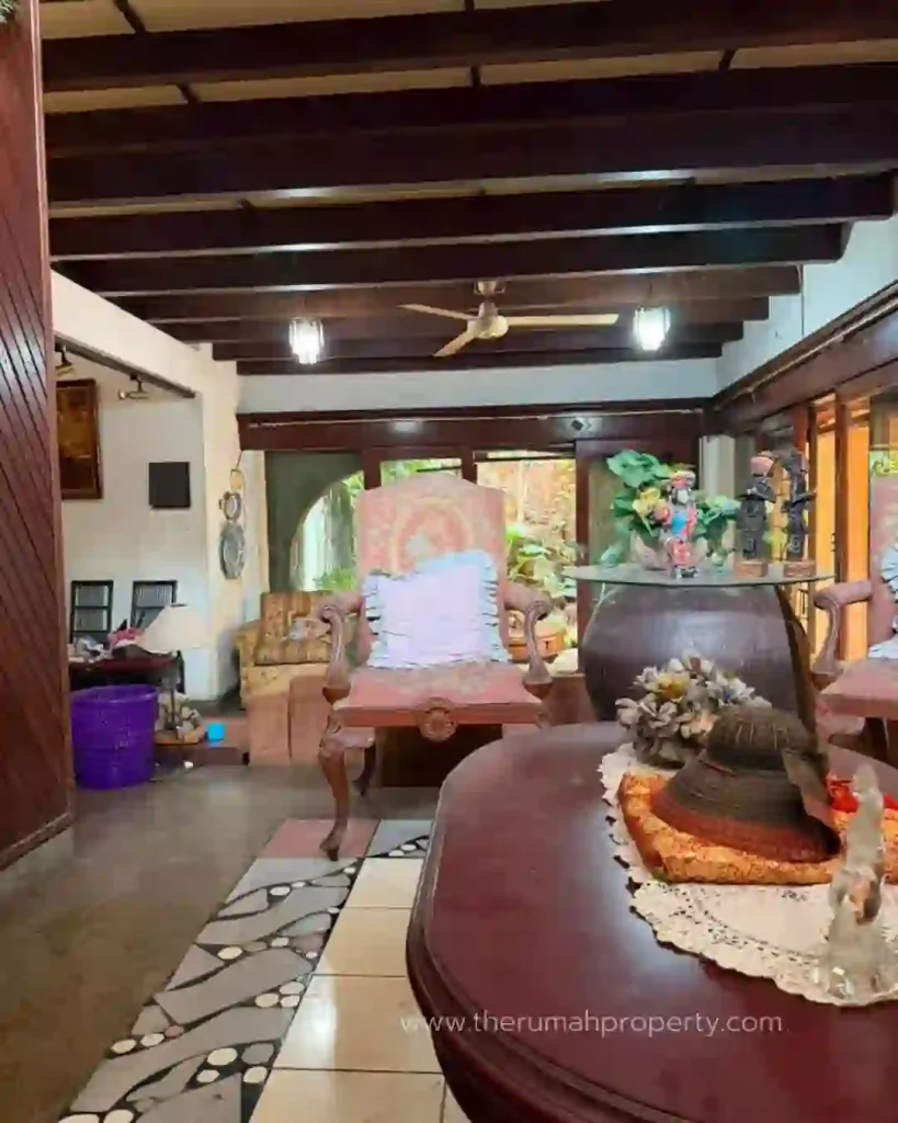 Rumah dengan Halaman Luas di Kebayoran lama dekat ke Gandaria City Mal (4)